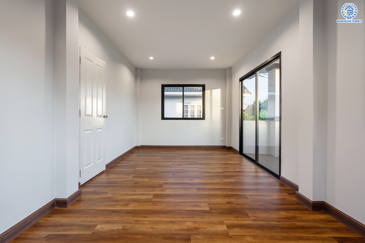 บ้านมือสองตกแต่งใหม่ แบรนด์ Property Perfect ม.มณีรินทร์ รัตนาธิเบศร์-ท่าอิฐ เนื้อที่ 54 ตร.ว. ฟังก์ชัน 3 ห้องนอน 2 ห้องน้ำ 2 ห้องอเนกประสงค์ พร้อมจอดรถได้ 2 คัน บนทำเลศักยภาพ ใกล้ทางด่วน "งามวงศ์วาน" และเพียง 10 นาที ถึงรถไฟฟ้า "สถานีบางรักน้อยท่าอิฐ"...